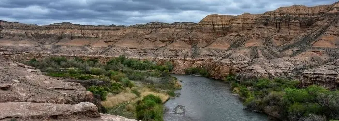 Вдоль всего каньона протекает река Чарын